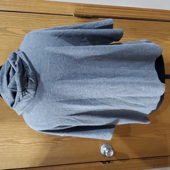 Calme by johnny was  soft grey knit short sleeve hooded lightweight sweater - Picture 5 of 7